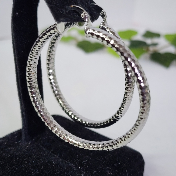 Silver Diamond Cut Design Hoop Earrings NEW - Picture 5 of 8